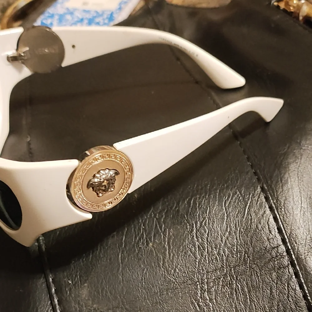 White Wearable Smart Glasses